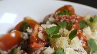 Hazır makarna yemek mantar sosu manzaralı. Video