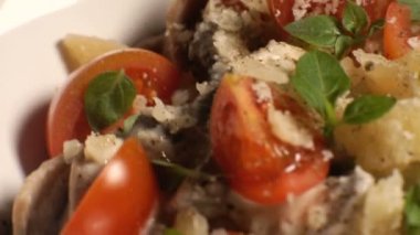 Hazır pasta tabak mantar sosu yakın çekim. Video