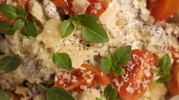 Cherry Tomaten, kaas en basilicum op pasta. Video — Stockvideo