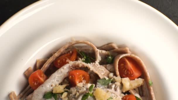Włoski makaron z sosem grzybowym. Wideo — Wideo stockowe