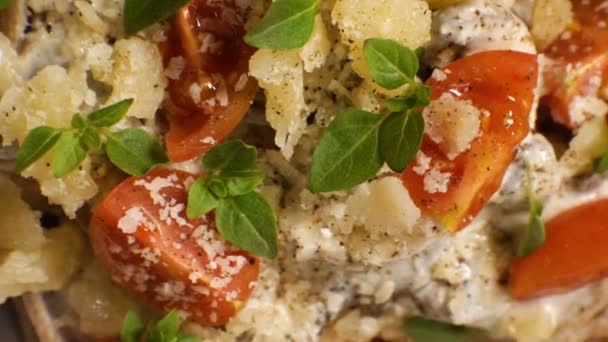 Tomates cherry, queso y albahaca en primer plano pasta. Vídeo — Vídeos de Stock