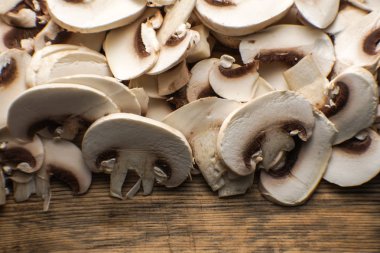 Bir ahşap tahta yan görünüm mantarları Sote