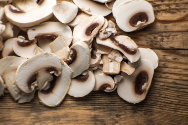 Ahşap tahta yan görünüm üzerinde kesme mantar parçaları