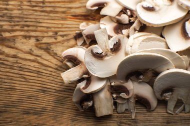 Ahşap tahta boş alan üzerinde kıyılmış mantar parçaları