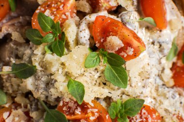 İtalyan makarna peynir, kiraz ve fesleğen yakın çekim ile