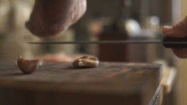 Adam bir bıçakla video sarımsak Temizleme