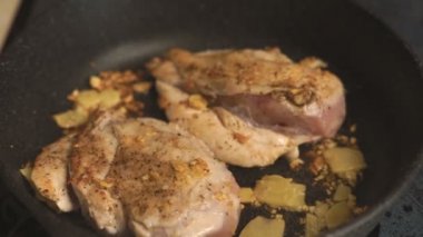 Kızarmış tavuk göğsü zencefil bir tavada video ile