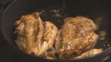 Kızarmış tavuk göğsü bir kızartma tavası closeup video içinde zencefil ile