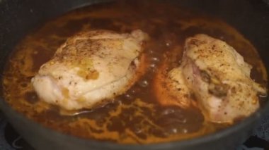 Video bir tencerede baharatlı biber soslu tavuk göğsü