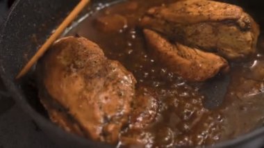 Bir tencere yakın çekim video baharatlı biber soslu tavuk göğsü