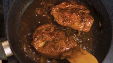 Bir tencere üstten görünüm video baharatlı biber soslu tavuk göğsü