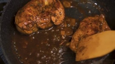 Kaşığı biber sosu ve tavuk göğsü video ile karıştırma