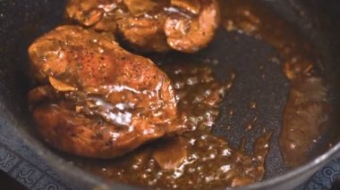 Kızarmış tavuk göğsü zencefil ve video bir tencerede biber sosu ile