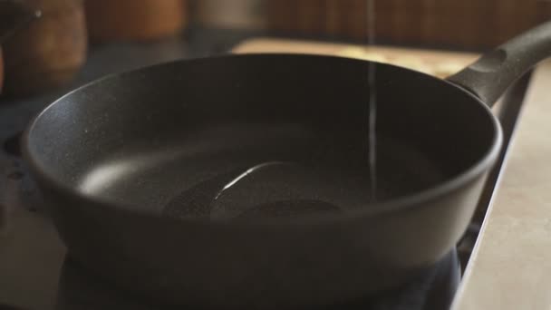 Dans la casserole verser l'huile végétale vidéo — Video