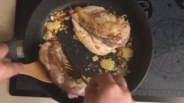 El hombre fríe una pechuga de pollo con jengibre — Vídeos de Stock