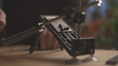 Ahşap masa yakın çekim bir video üzerinde bıçak kalemtıraş