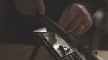 Adam bıçağı bıçak kalemtıraş ile video kısmi bir bulanıklık keskinleştirir