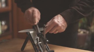 Adam odada video bir kalemtıraş üzerinde bıçağını bileme