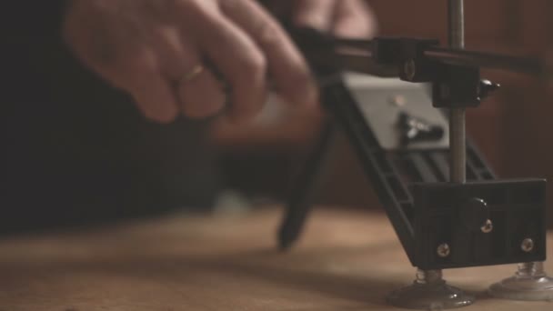 Affûteuse pour couteaux sur une table en bois vidéo floue partielle — Video