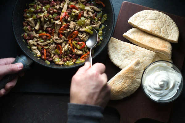 Adam bir tortilla fajita üstten görünüm için doldurma ile doldurulmuş — Stok fotoğraf