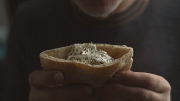 Fajita con crema agria en las manos de un hombre. Plato mexicano. Vídeo — Vídeos de Stock