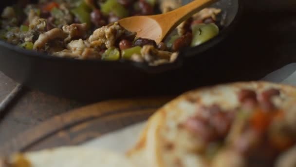 Sartén con relleno para fajita y tortilla. Vídeo — Vídeos de Stock