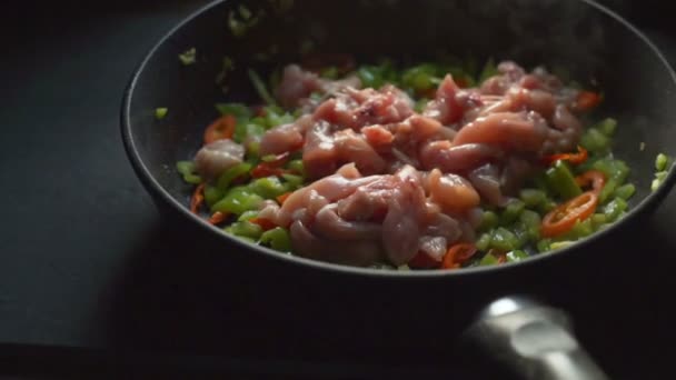 Frying pan with peppers and chicken pieces. Video — Stock Video