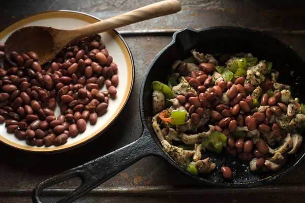 豆子在煎锅里散布, 胡椒粉和鸡侧视图 — 图库照片