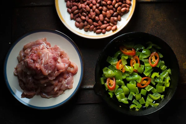 一块鸡肉, 豆子。煎锅顶部胡椒和辣椒 — 图库照片
