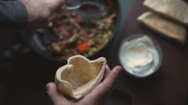 Adam bir tortilla doldurma ile doldurma. Meksika yemeği. Video