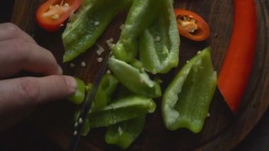 Adam bir sweet pepper bir fajita yakın çekim için kesiyor. Video