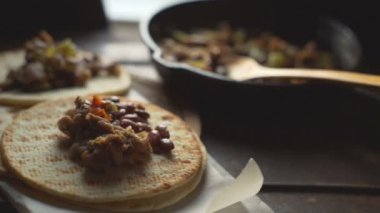 Tortilla ve yavru dolguları ile pan. Video