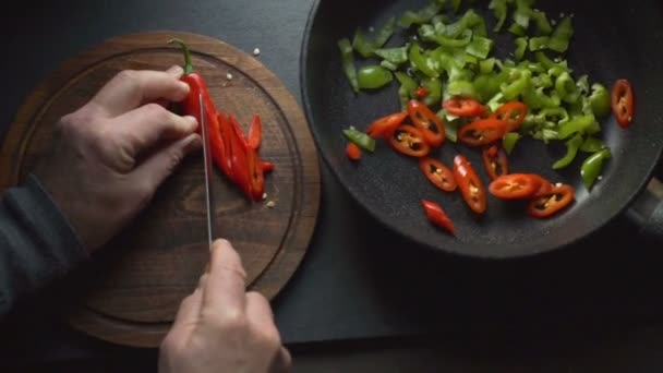 L'uomo taglia il chili per fajita. Video di cibo messicano — Video Stock