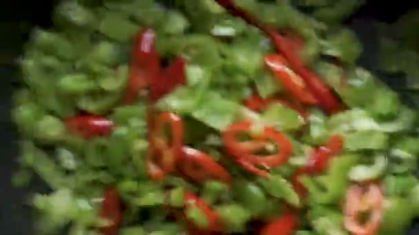 Rode en groene paprika's voor fajita in een koekenpan. Video — Stockvideo