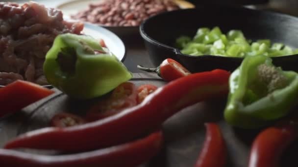 Bitar av kyckling, paprika och bönor för matlagning fajita video — Stockvideo