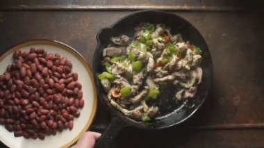 Fasulye bir tavada biber ve tavuk ile yayılır. Video