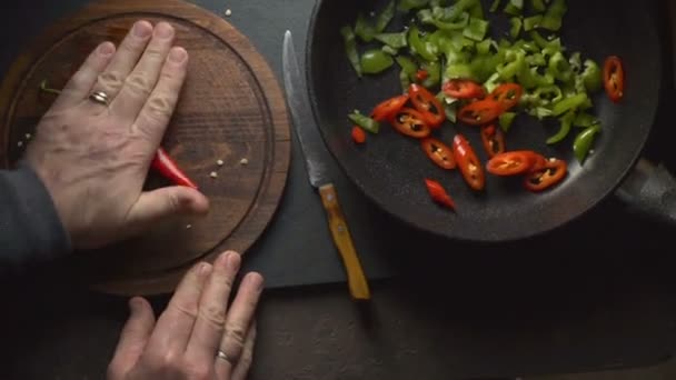 Man is fajita koken. Mexicaans eten video — Stockvideo