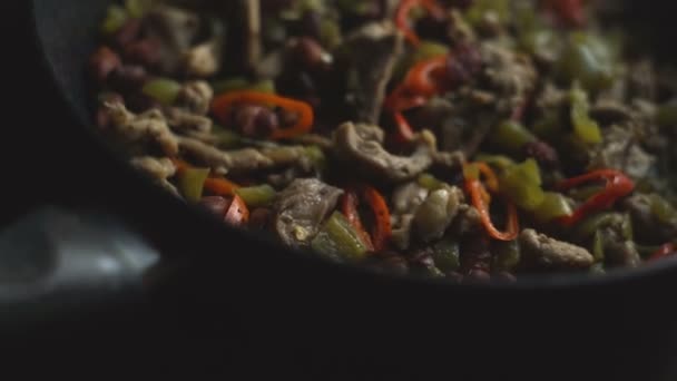 Frying pan with ready fajita. Mexican cuisine. Video — Stock Video
