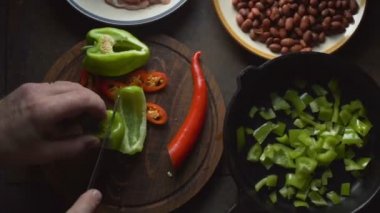 Adam bir tatlı biber fajita için kesiyor. Meksika yemeği video