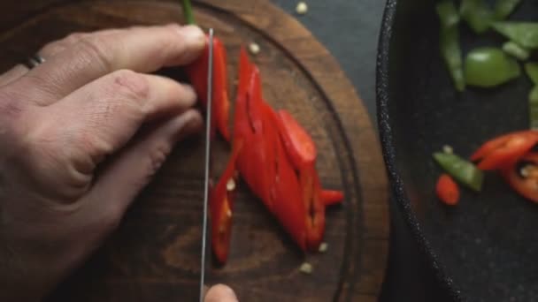 Ο άνθρωπος κόβει τσίλι για fajita close-up. Μεξικάνικο φαγητό βίντεο — Αρχείο Βίντεο