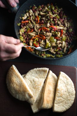 Adam bir tortilla fajita yakın çekim için doldurma ile doldurma