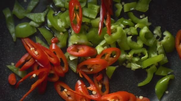 Зеленый и красный перец для фахиты на сковородке. Видео — стоковое видео