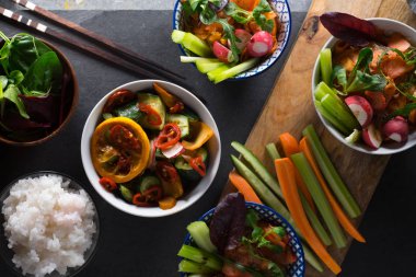 Pirinç, Turşu sebze yakın çekim yuvarlak kase ve yemek çubukları. Asya Mutfağı