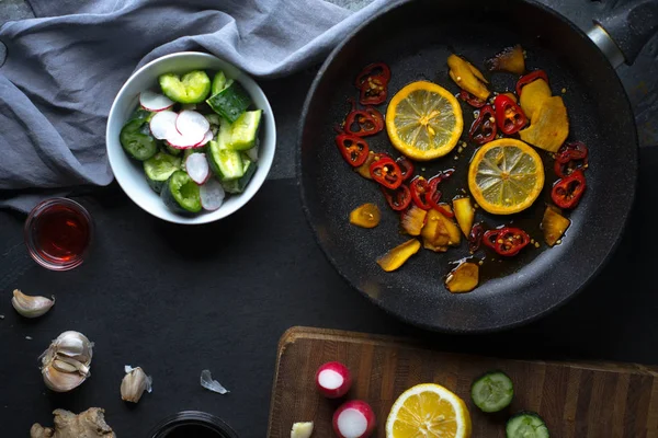 Vajilla y verduras para hacer espacio libre de sushi. Cocina asiática — Foto de Stock