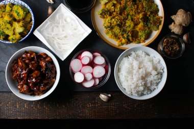 Teriyaki tavuk parçaları, pirinç şehriye ve tempura brokoli masa üstü görünümünde. Asya Mutfağı