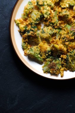 Bir seramik tabak kızarmış tempura brokoli. Asya Mutfağı