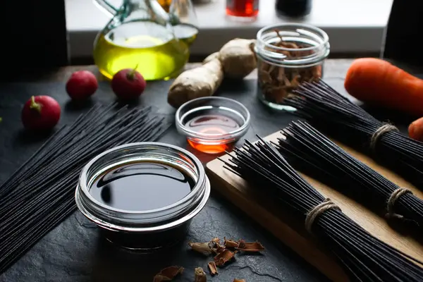 Vermicelli arroz preto e legumes na mesa. Cozinha asiática — Fotografia de Stock