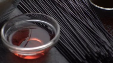 Pirinç Noodle, sirke ve limon masanın üzerinde. Asya mutfağı. Video