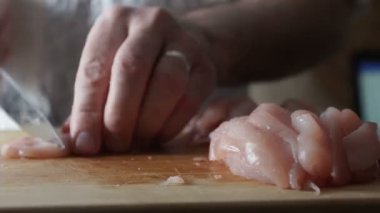 Adam ahşap bir gemide bir tavuk fileto kesme işlemi. Video