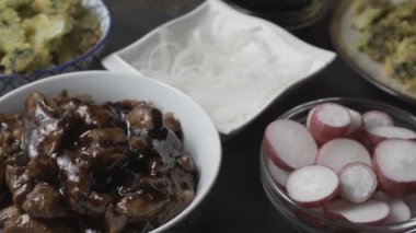 Teriyaki sosu, brokoli ve turp tavuk göğsü parçaları. Asya mutfağı. Video desaturate